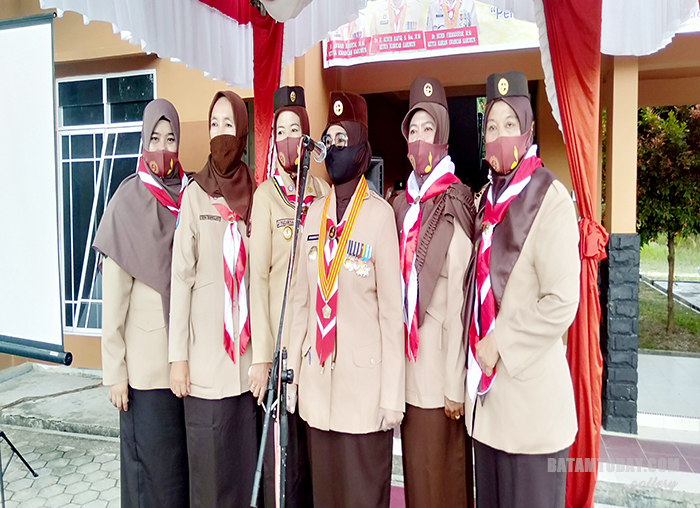 Riauwati bersama Pengurus Kwarcab Pramuka Kabupaten Karimun saat sedang melakukan Video Confrence